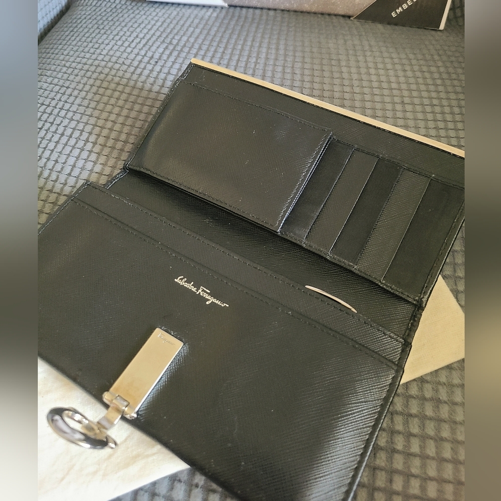 ❤️‍🔥Salvatore Ferragamo Gancini Continental Wallet❤️‍🔥 - Picture 5 of 12